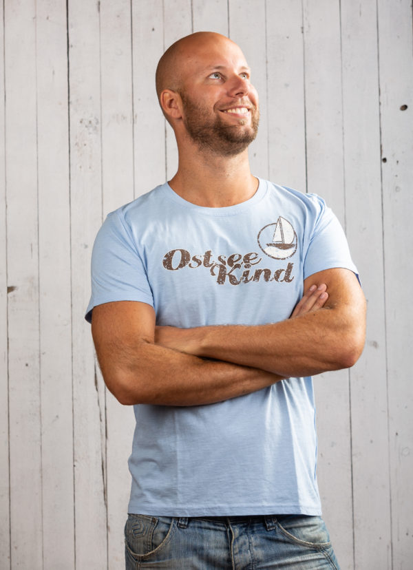 Cooles Herren-Shirt mit Segelboot-Print von Ostseekind